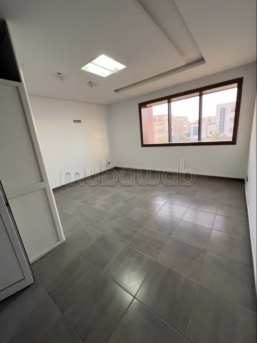 A louer Etage bureautique composé de 3bureaux LAC2