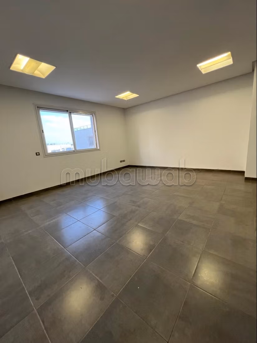 A louer Etage bureautique composé de 3bureaux LAC2