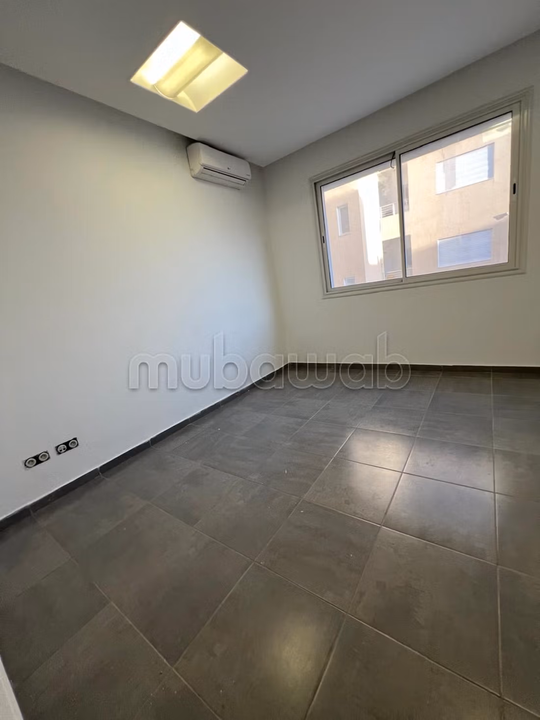 A louer Etage bureautique composé de 3bureaux LAC2