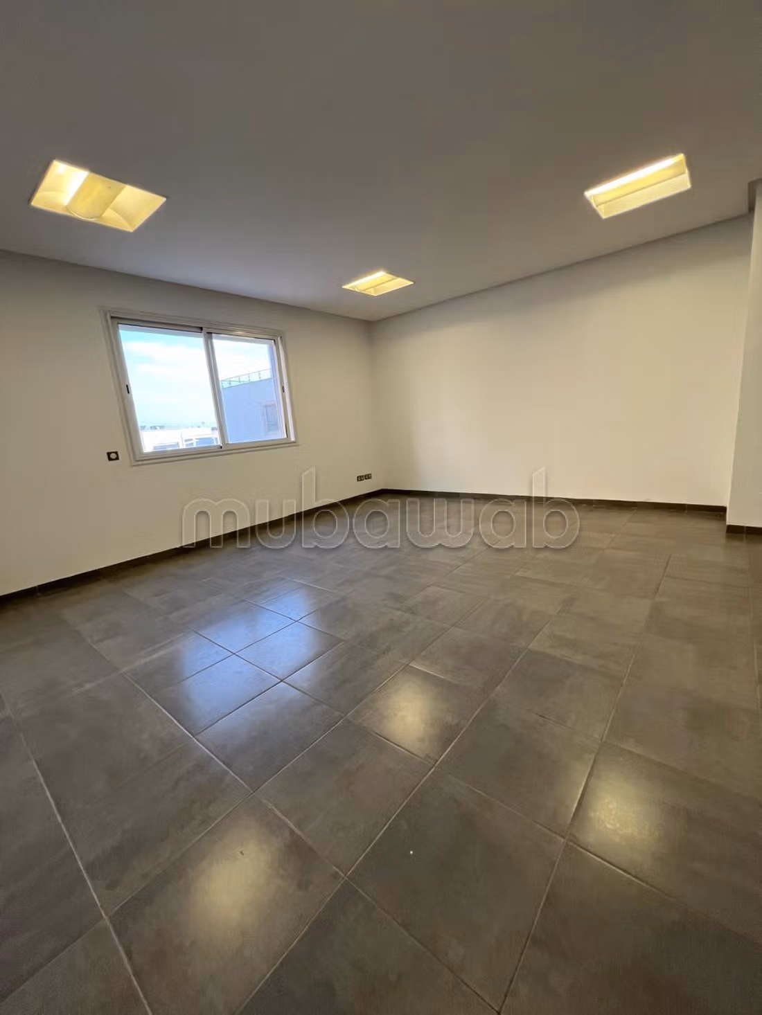 A louer Etage bureautique composé de 3bureaux LAC2