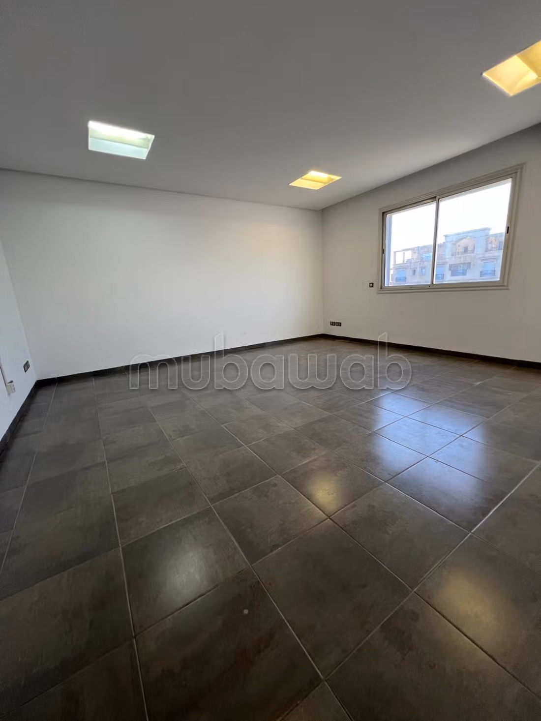 A louer Etage bureautique composé de 3bureaux LAC2