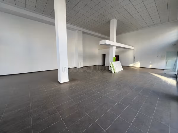 Locale commerciale arredato in affitto alle sponde del lago 2