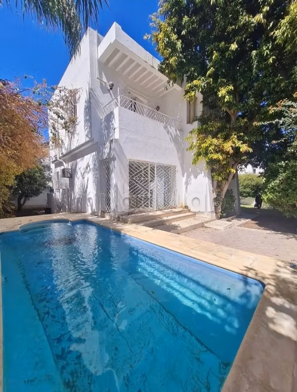 Meravigliosa villa in affitto a Gammarth Supérieur. 4 belle camere da letto. Impianto di aria condizionata e piscina