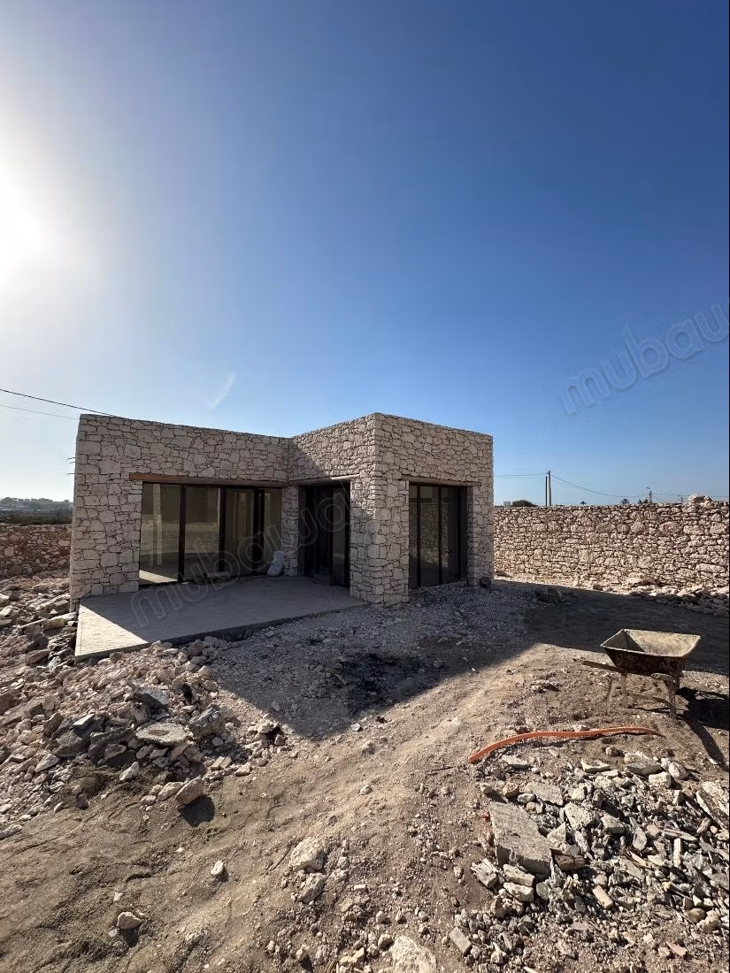Villa met afwerking met zwembad en bungalow