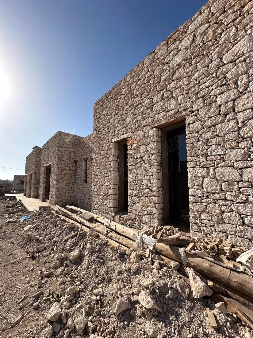 Villa met afwerking met zwembad en bungalow