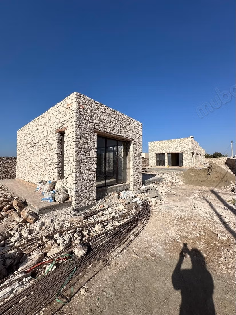 Villa met afwerking met zwembad en bungalow