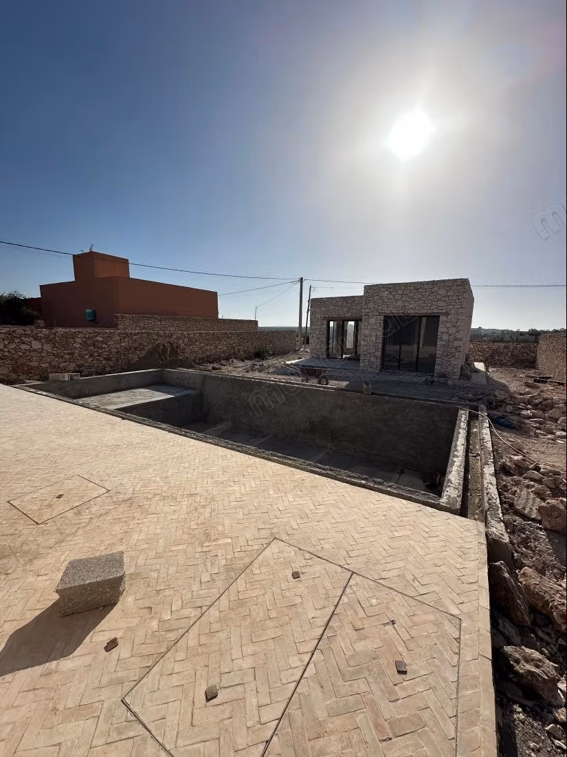 Villa met afwerking met zwembad en bungalow