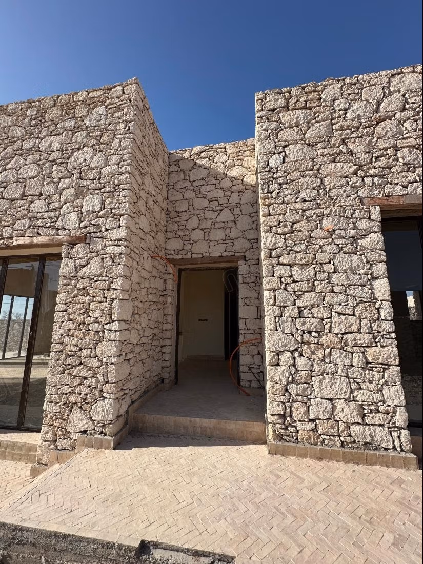 Villa met afwerking met zwembad en bungalow