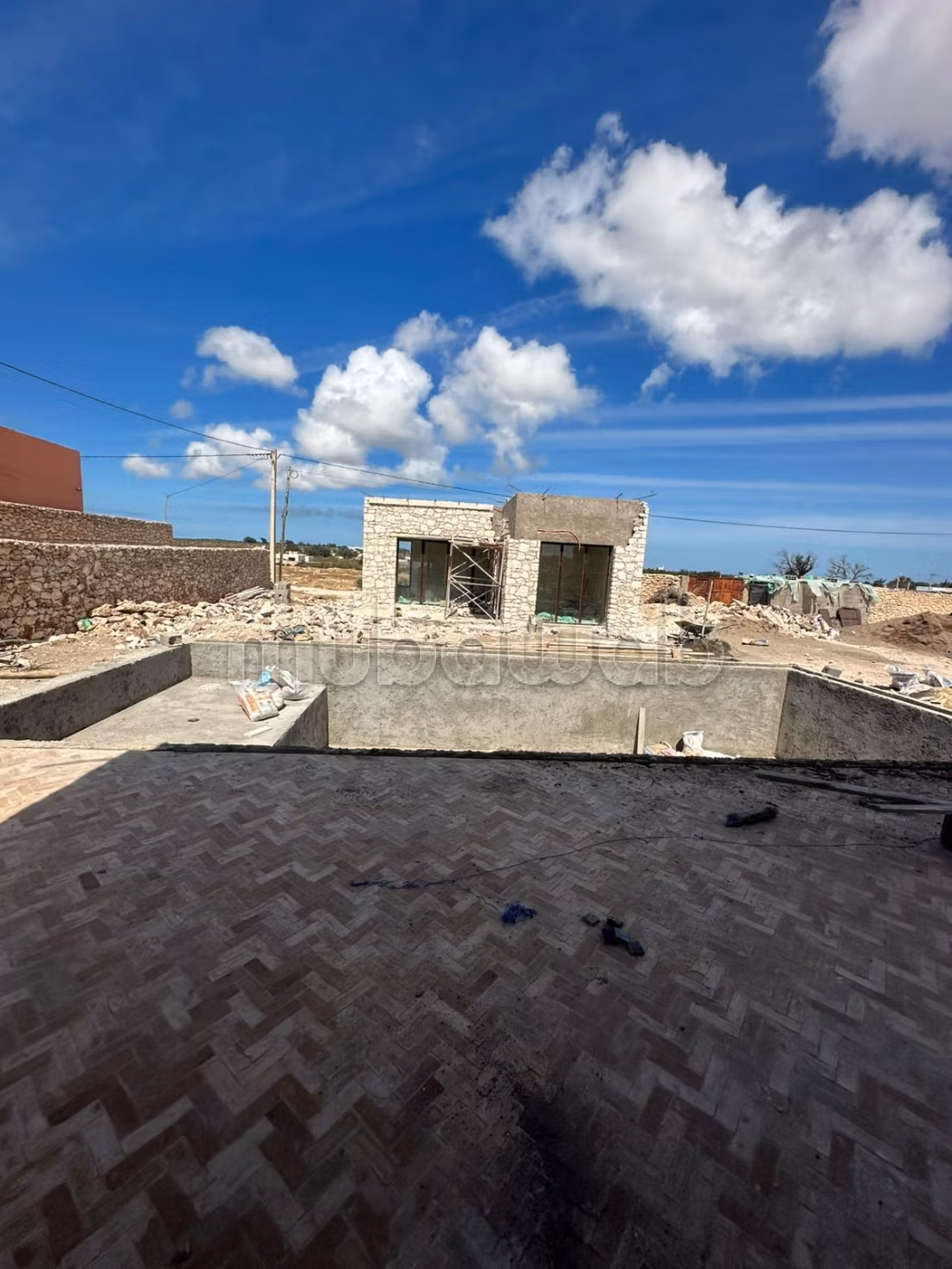 Villa en finition avec piscine et bungalow