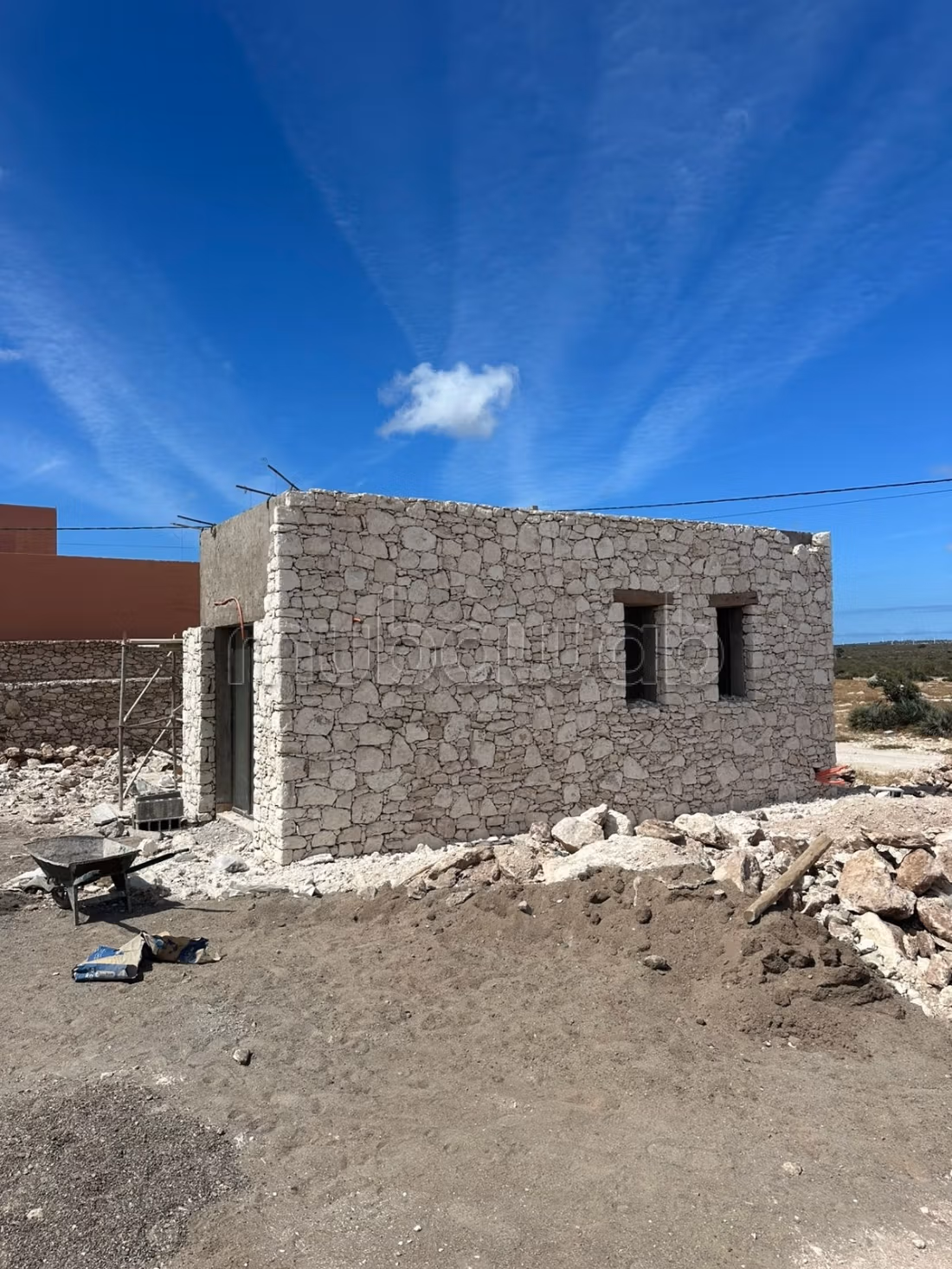 Villa en finition avec piscine et bungalow