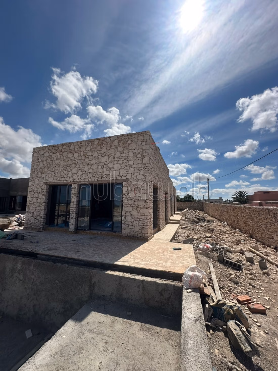 Villa en finition avec piscine et bungalow