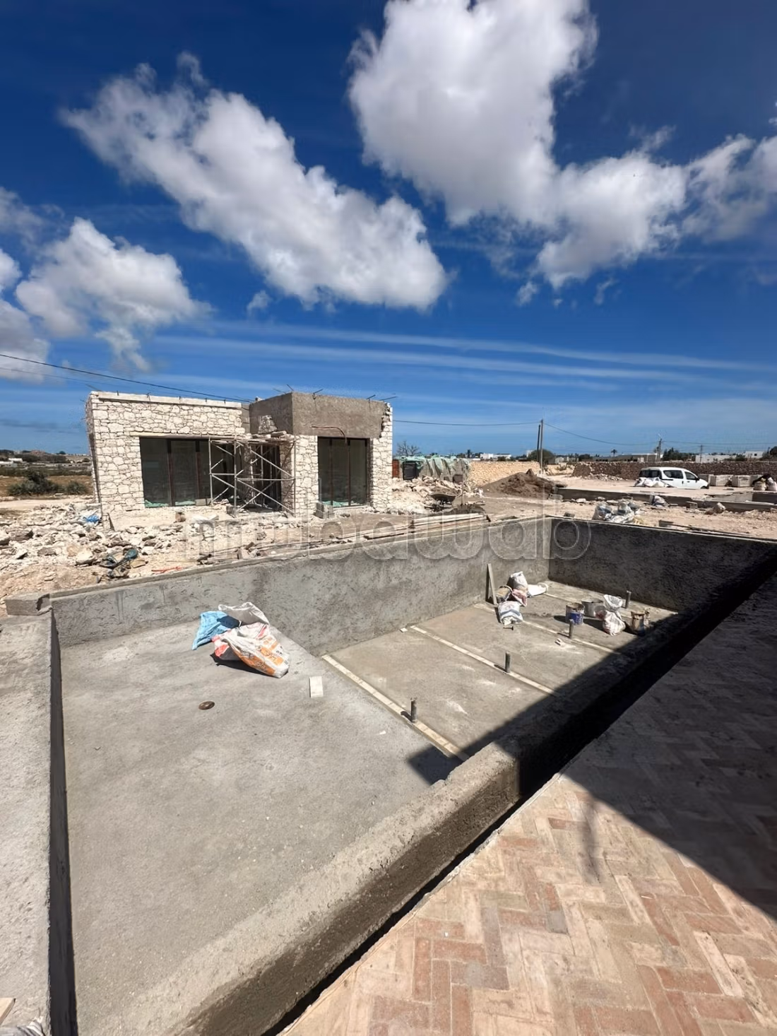 Villa en finition avec piscine et bungalow