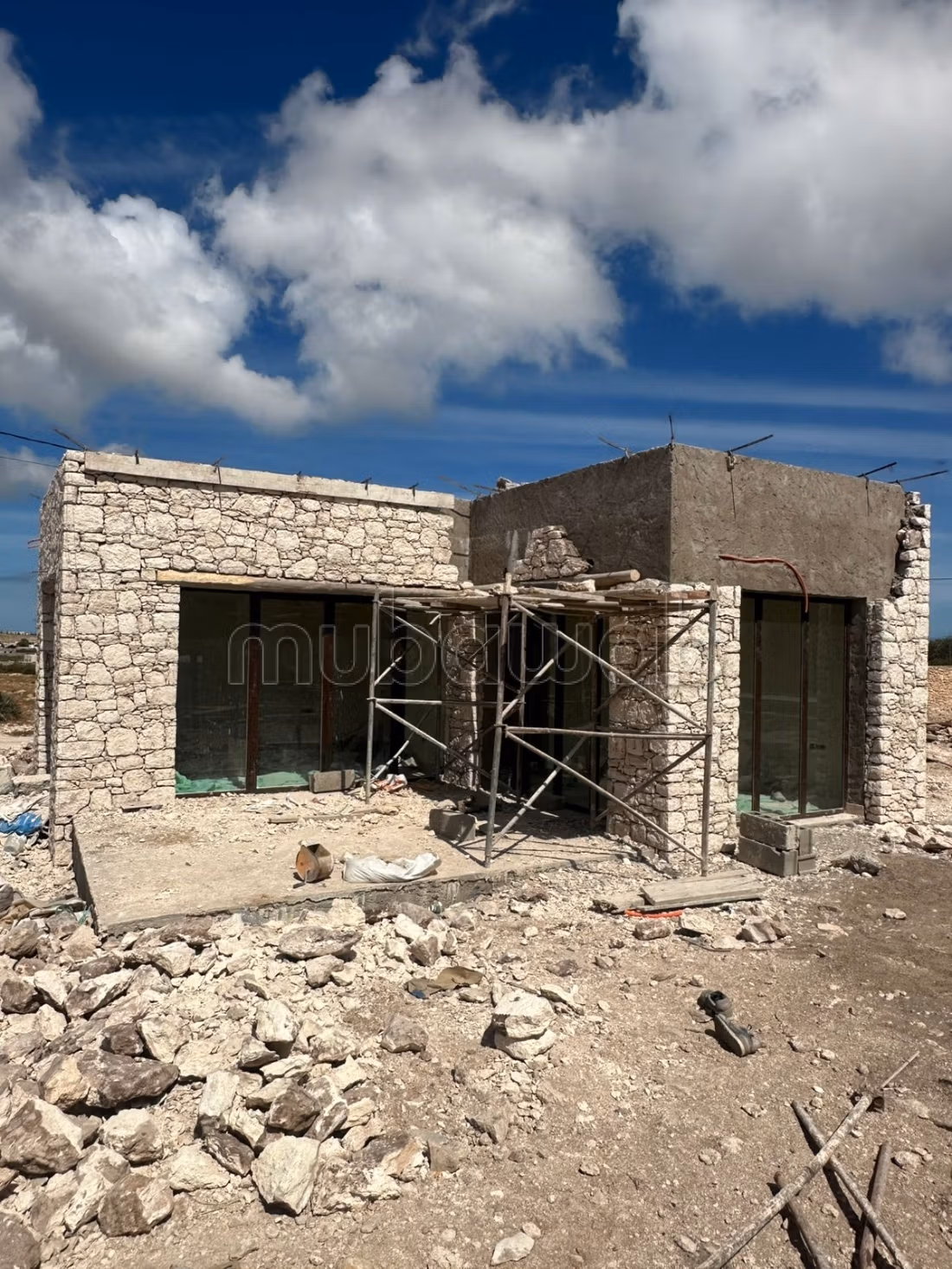 Villa en finition avec piscine et bungalow