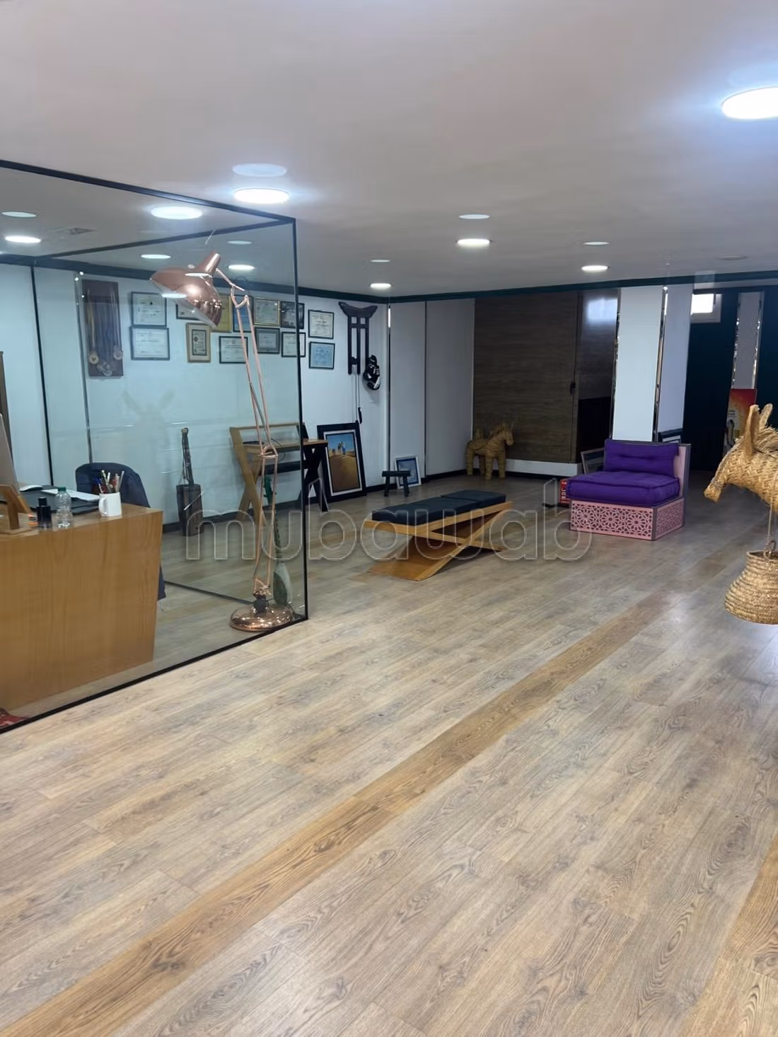 Local comercial a la venta en Branes 2. Superficie 127 m² 81 m de entreplanta. Residencia con conserje