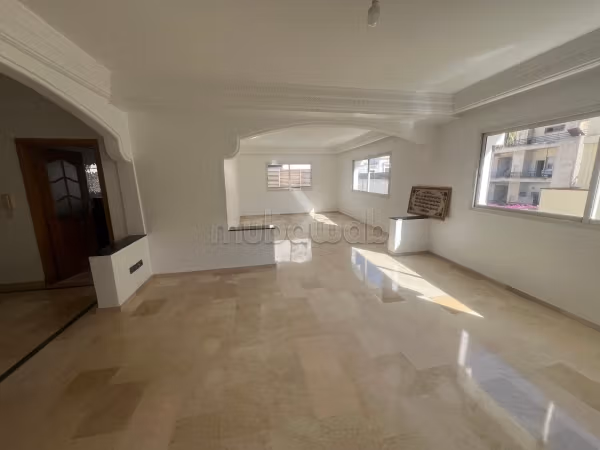 Superbe appartement à louer à Gauthier. 
3 belles chambres. 
Système de climatisation