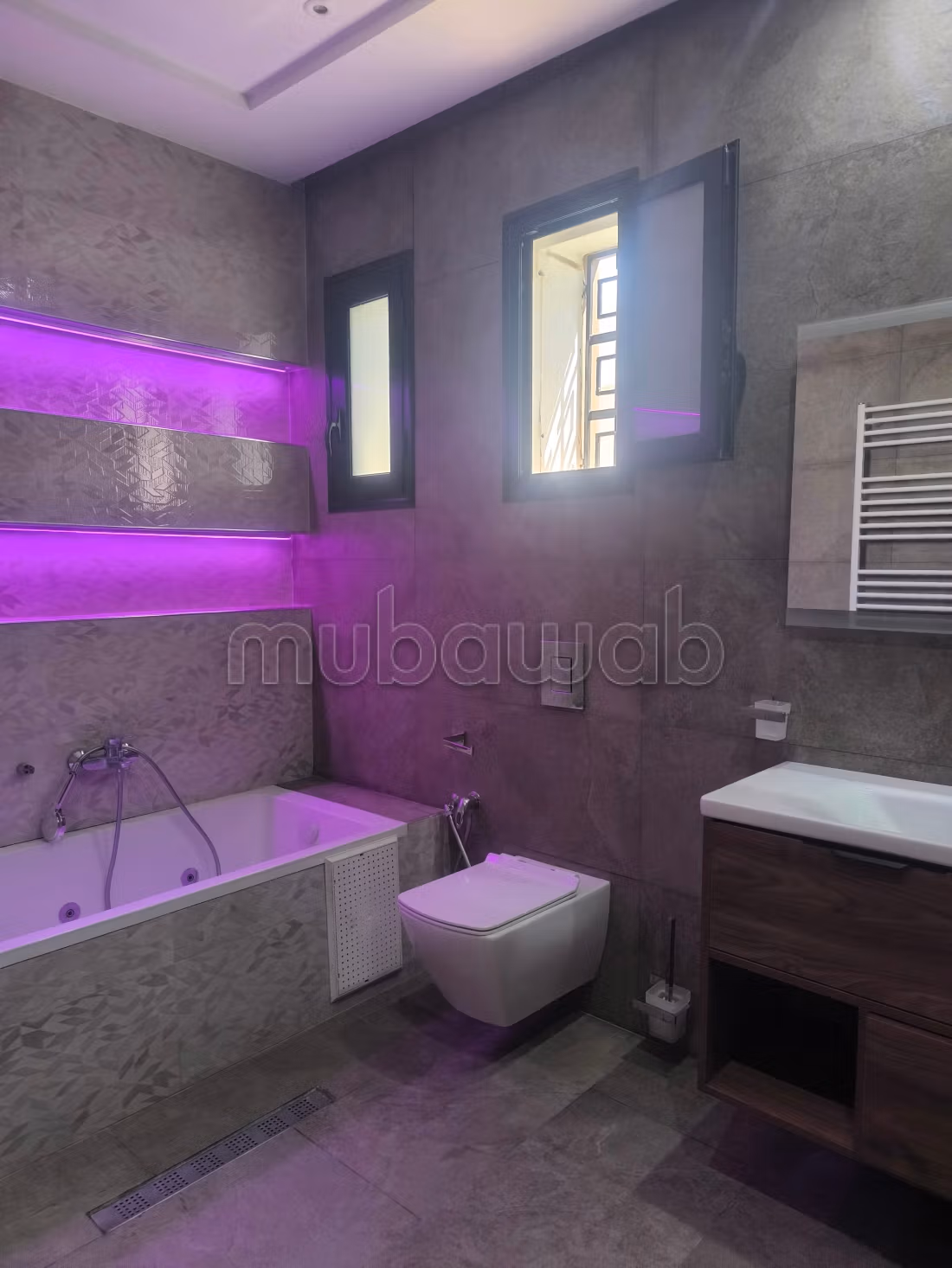 Somptueuse villa à louer à Cité Les Pins. Surface totale 550 m². Fenêtres avec double vitrage et porte blindée