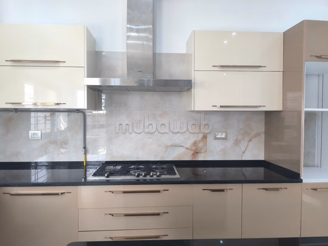 Somptueuse villa à louer à Cité Les Pins. Surface totale 550 m². Fenêtres avec double vitrage et porte blindée