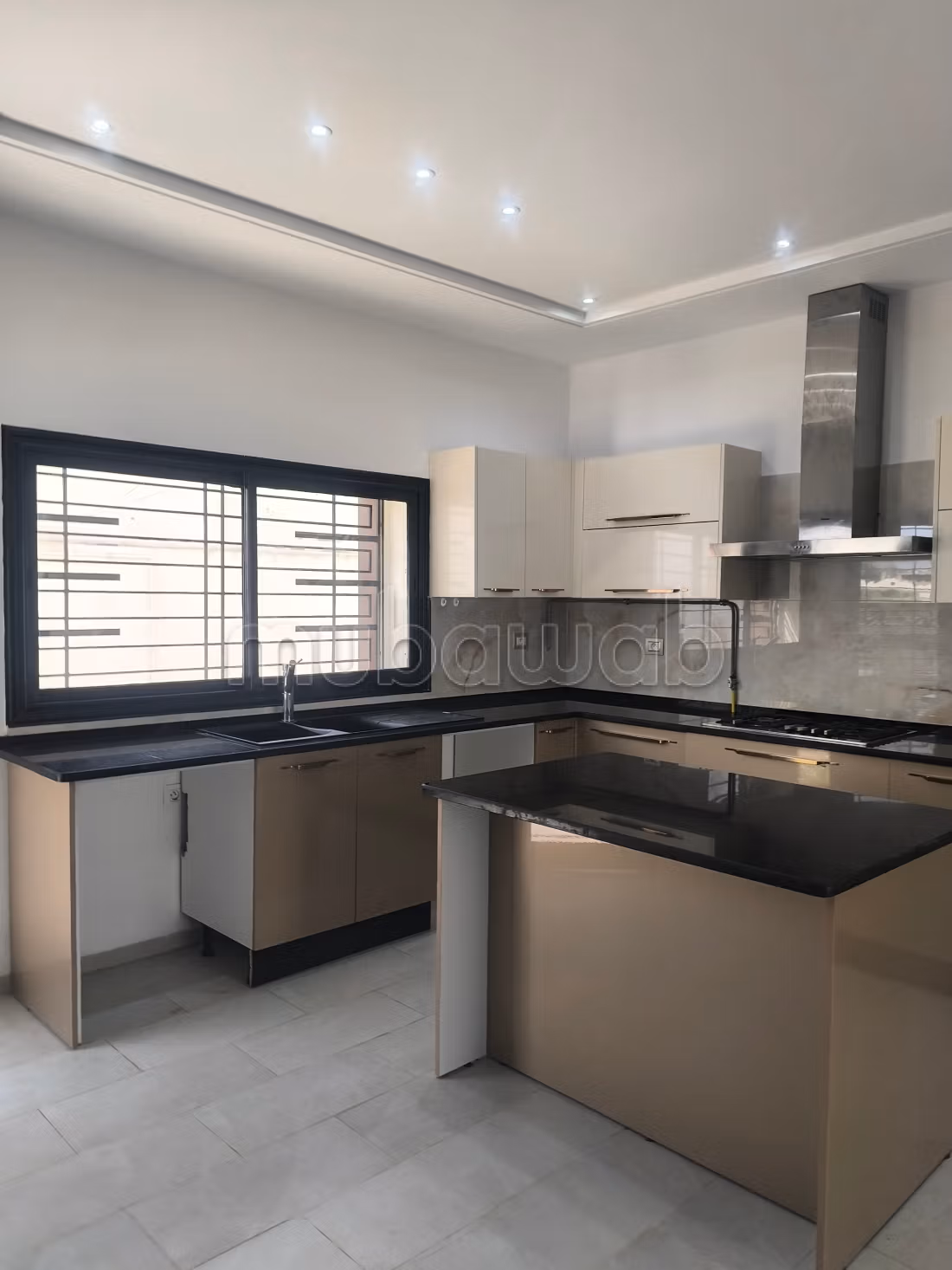 Somptueuse villa à louer à Cité Les Pins. Surface totale 550 m². Fenêtres avec double vitrage et porte blindée