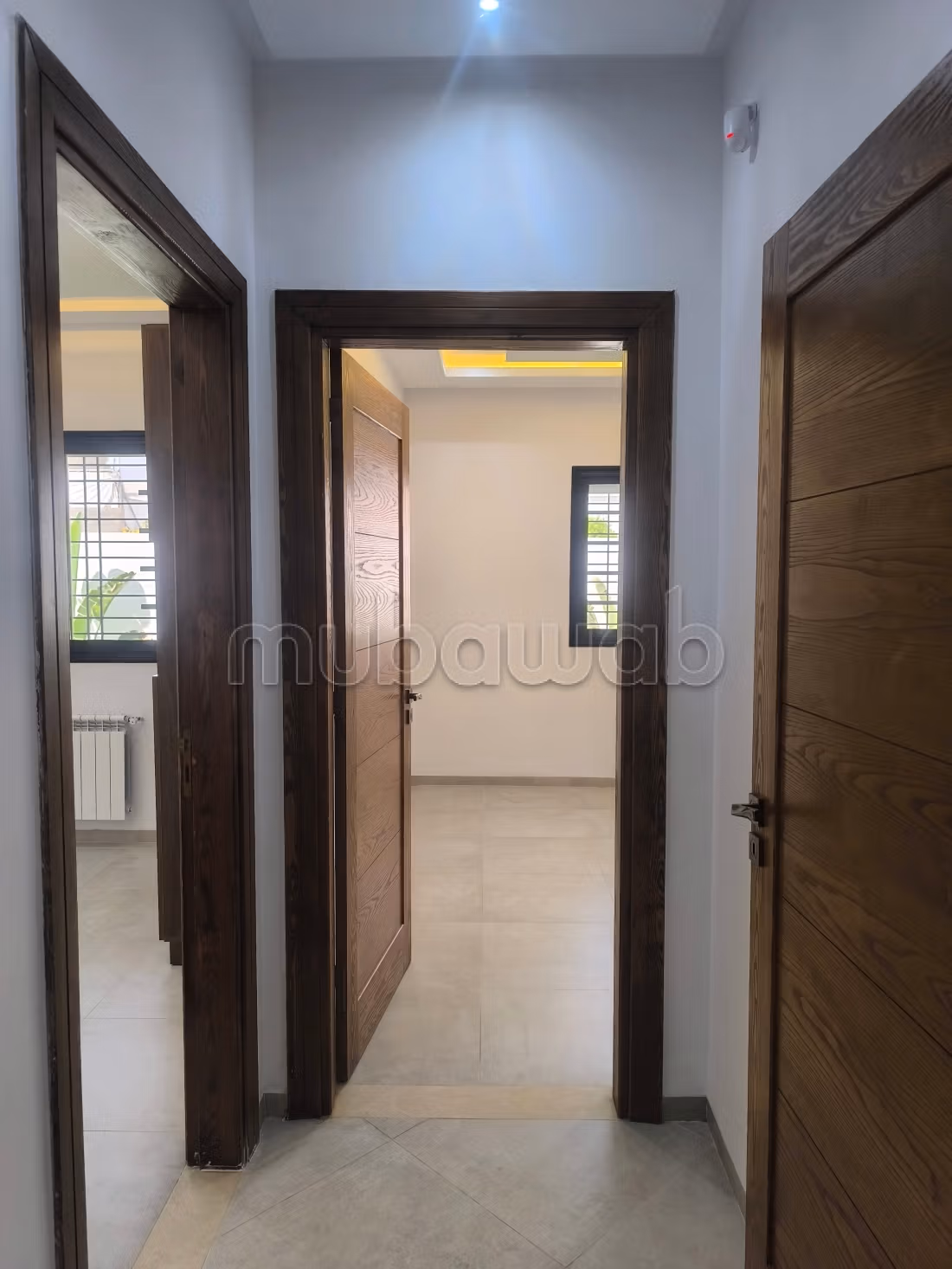 Somptueuse villa à louer à Cité Les Pins. Surface totale 550 m². Fenêtres avec double vitrage et porte blindée