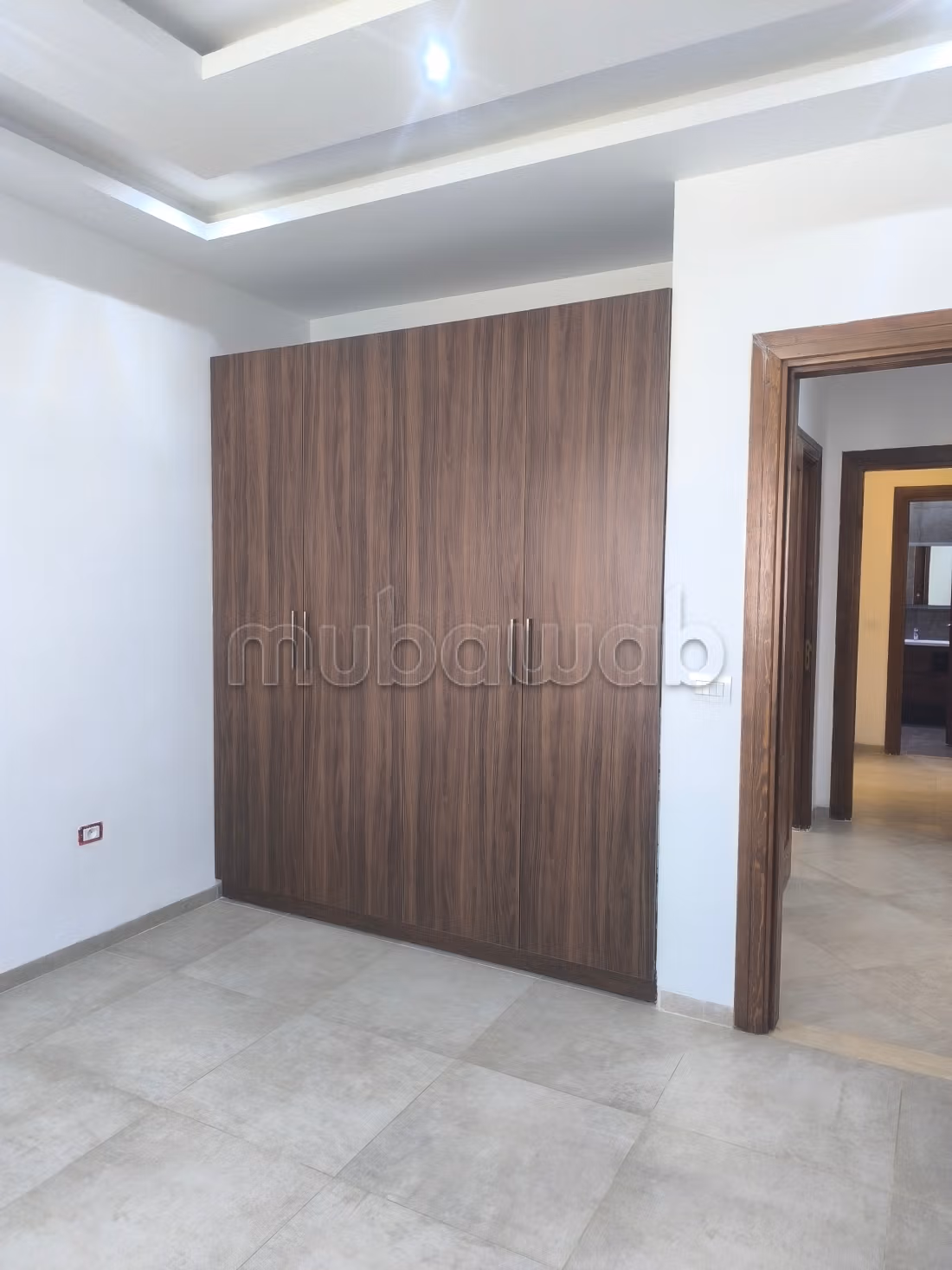Somptueuse villa à louer à Cité Les Pins. Surface totale 550 m². Fenêtres avec double vitrage et porte blindée