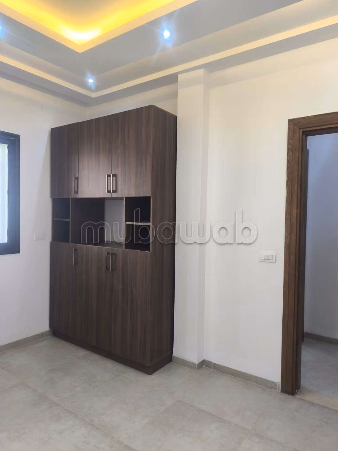 Somptueuse villa à louer à Cité Les Pins. Surface totale 550 m². Fenêtres avec double vitrage et porte blindée