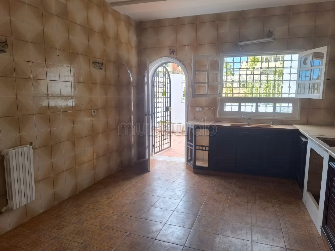 Superb house for rent in Cité El Moustakbal Sidi Daoud. 3 beautiful bedrooms. Concierge service, air conditioning
