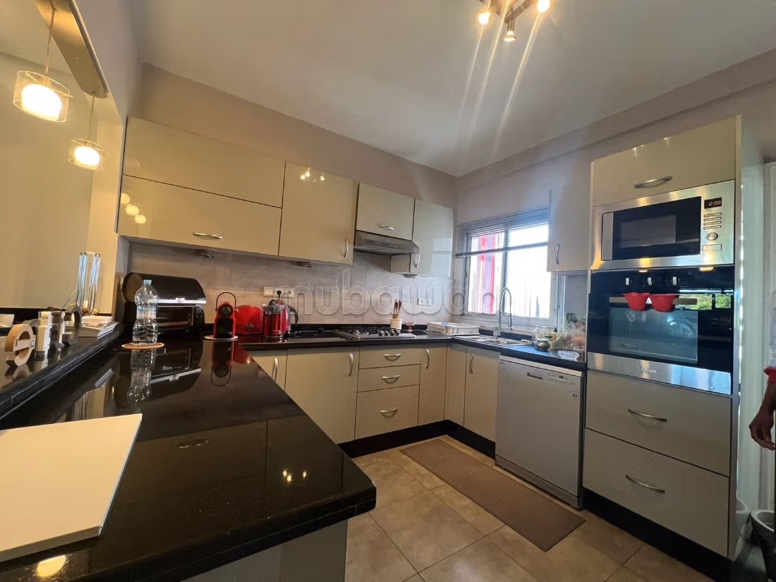 Louez cet appartement à Riyad.
3 pièces confortables.
Meublé — 5