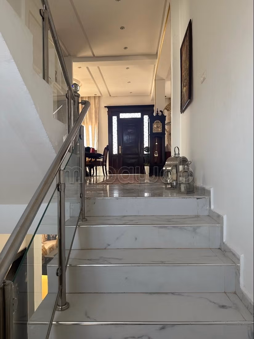 Villa angolare in via Al-Darwa Badr Al-Khayr con tre facciate
