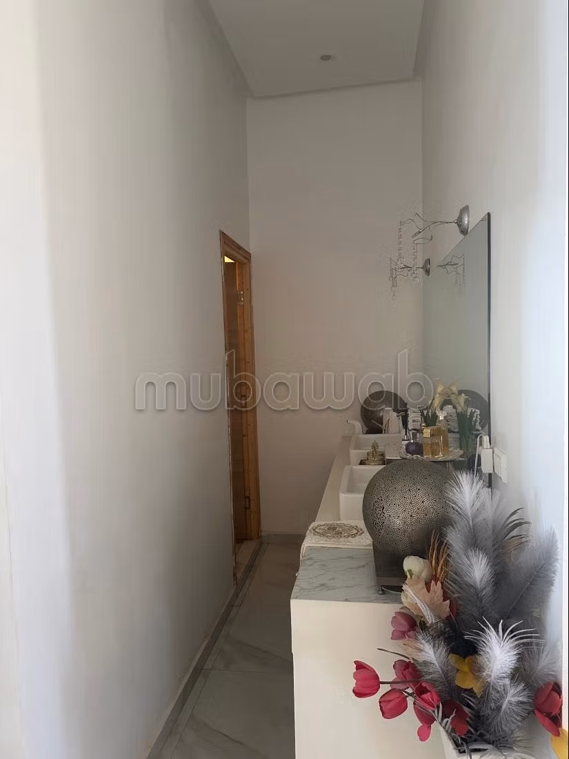 Villa angolare in via Al-Darwa Badr Al-Khayr con tre facciate