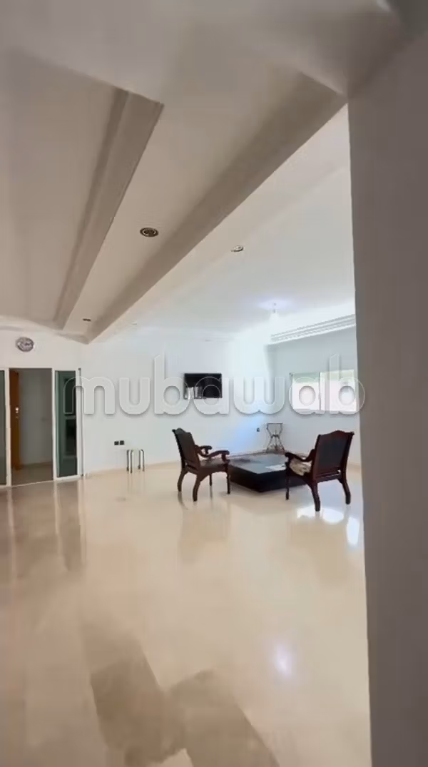 Impresionante apartamento de 3 fachadas en venta en Hay Essalam. 9 habitaciones confortables. Puerta blindada, salón marroquí