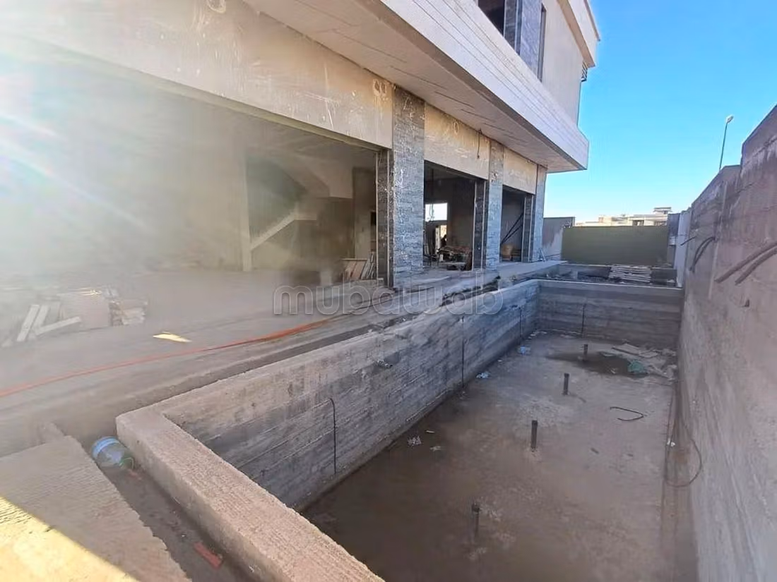 Half afgewerkte villa te koop - Ourikaweg