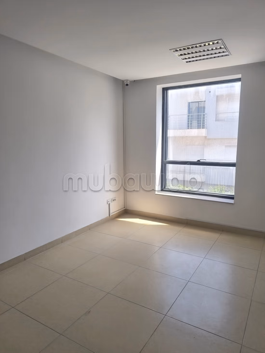 Beaux bureaux à louer à Borj Louzir. Surface totale 85 m². Porte sécurisée et chauffage central