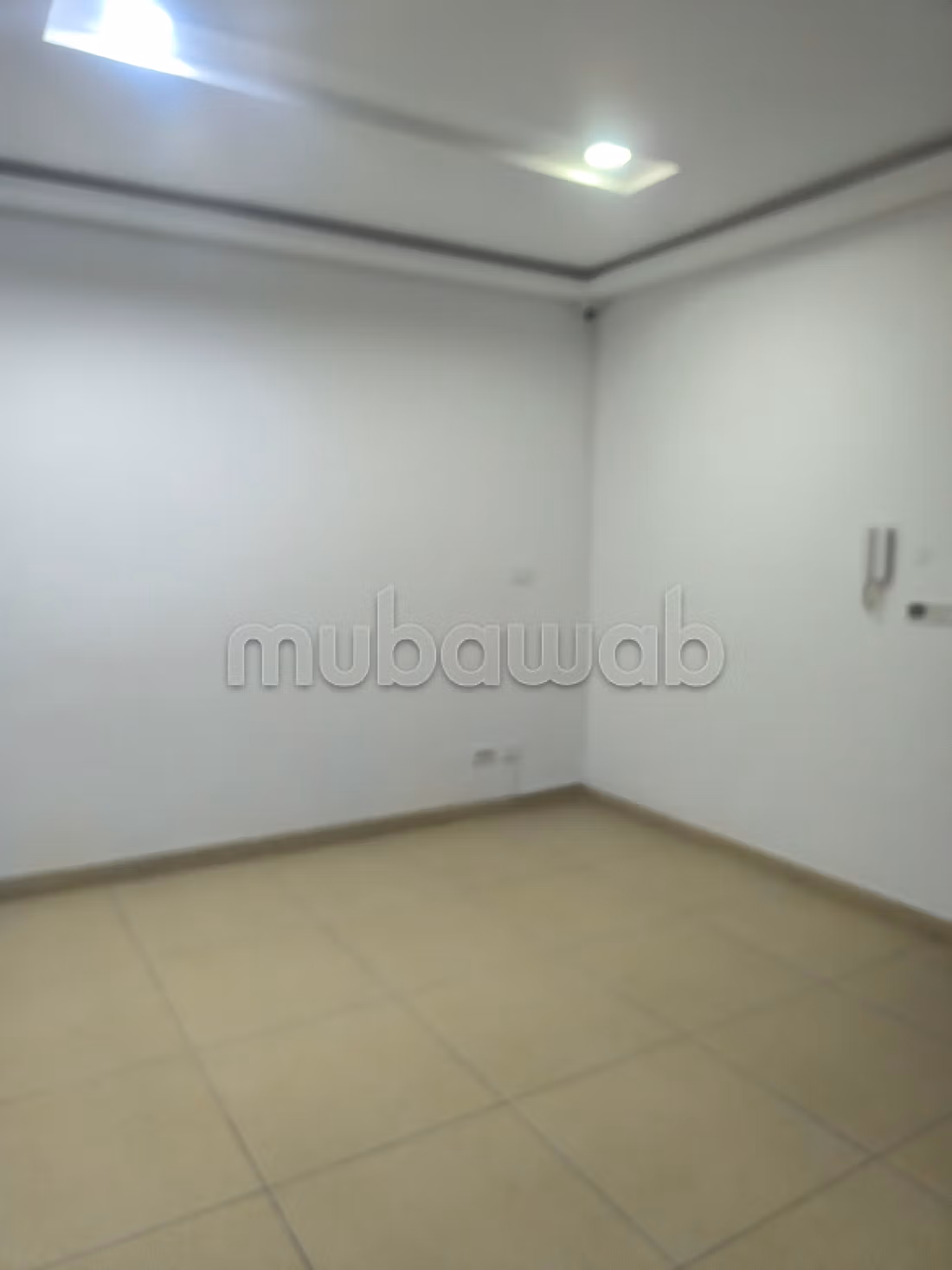 Beaux bureaux à louer à Borj Louzir. Surface totale 85 m². Porte sécurisée et chauffage central
