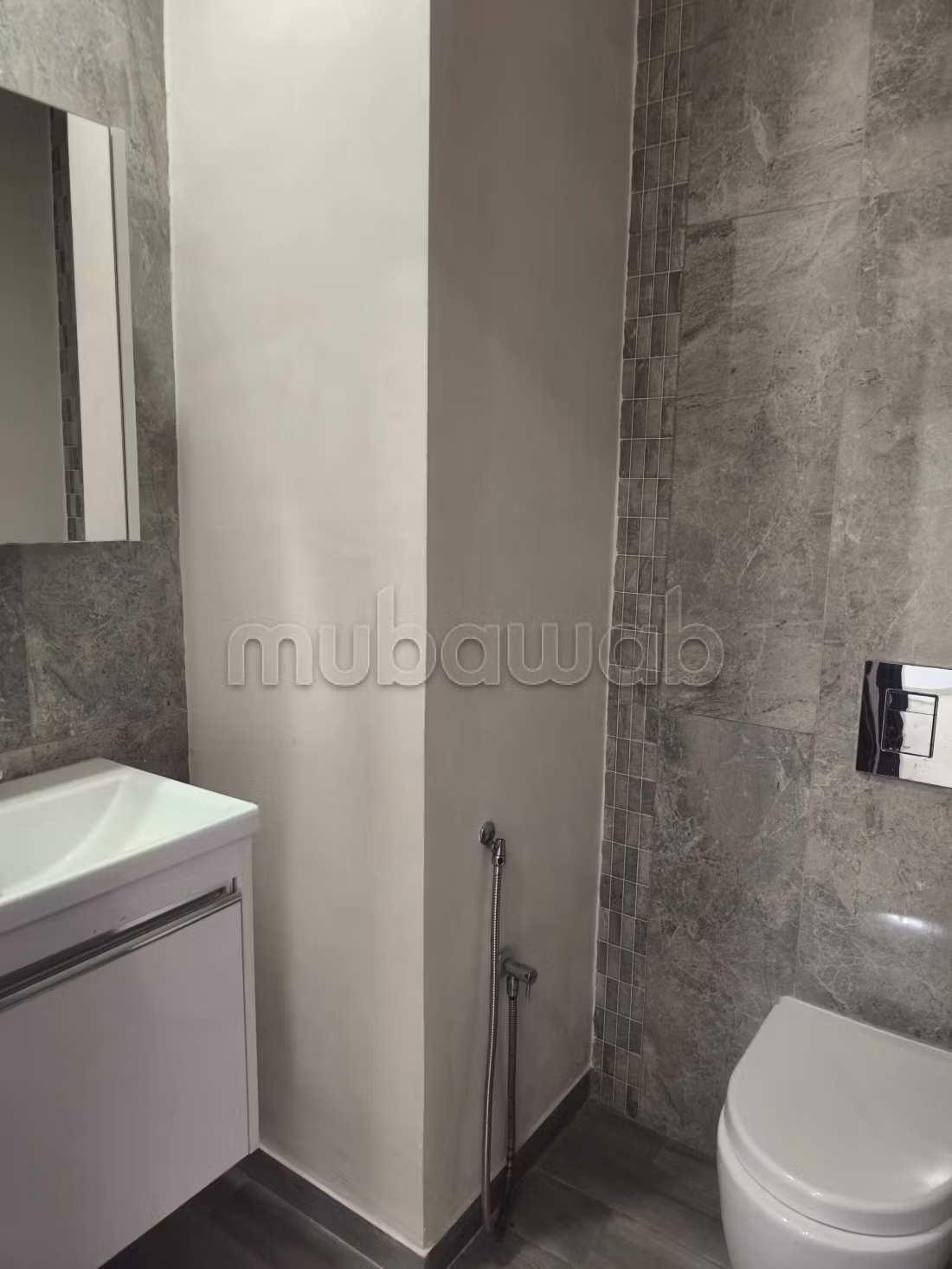 Beaux bureaux à louer à Borj Louzir. Surface totale 85 m². Porte sécurisée et chauffage central