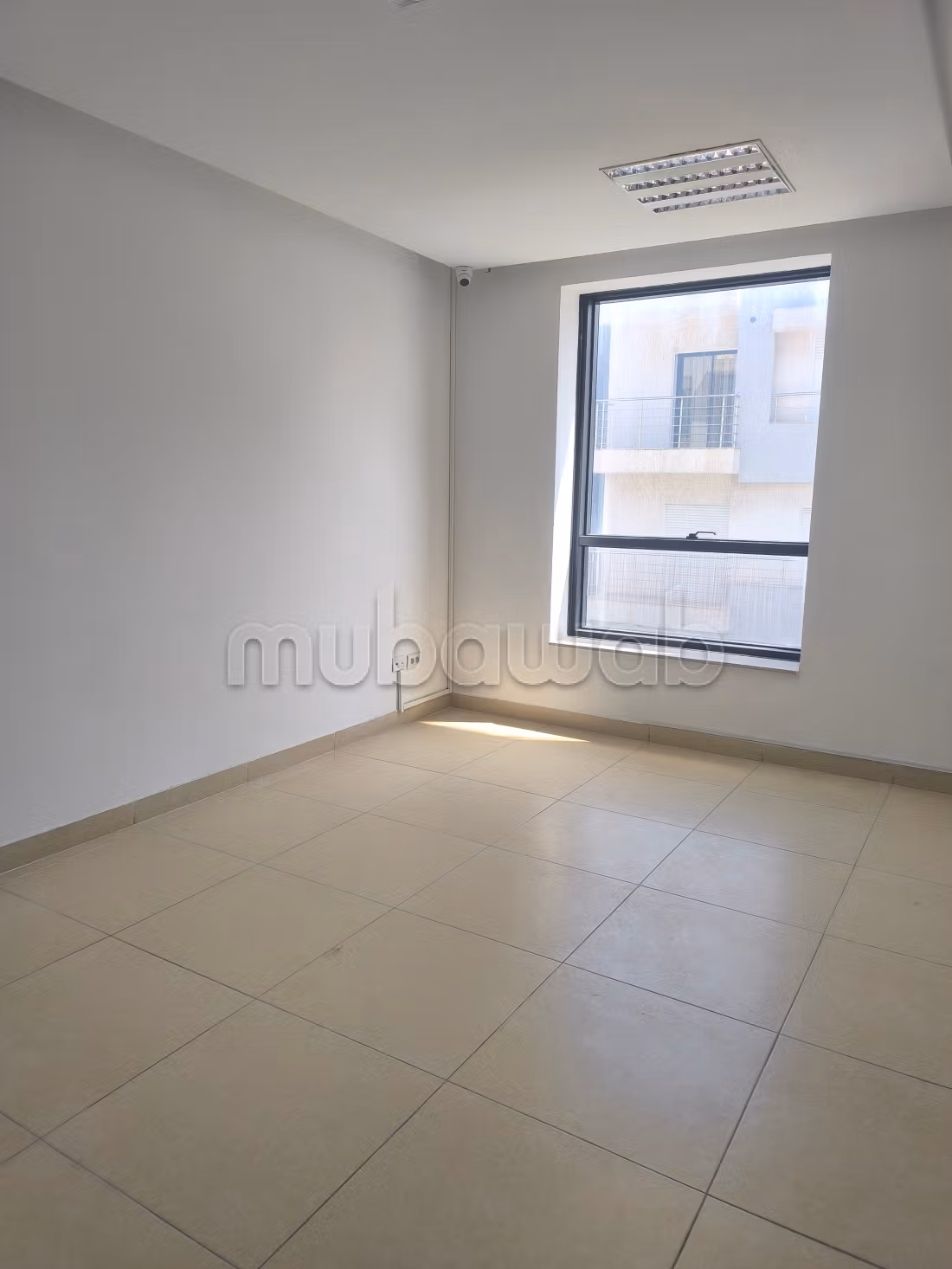 Beaux bureaux à louer à Borj Louzir. Surface totale 85 m². Porte sécurisée et chauffage central
