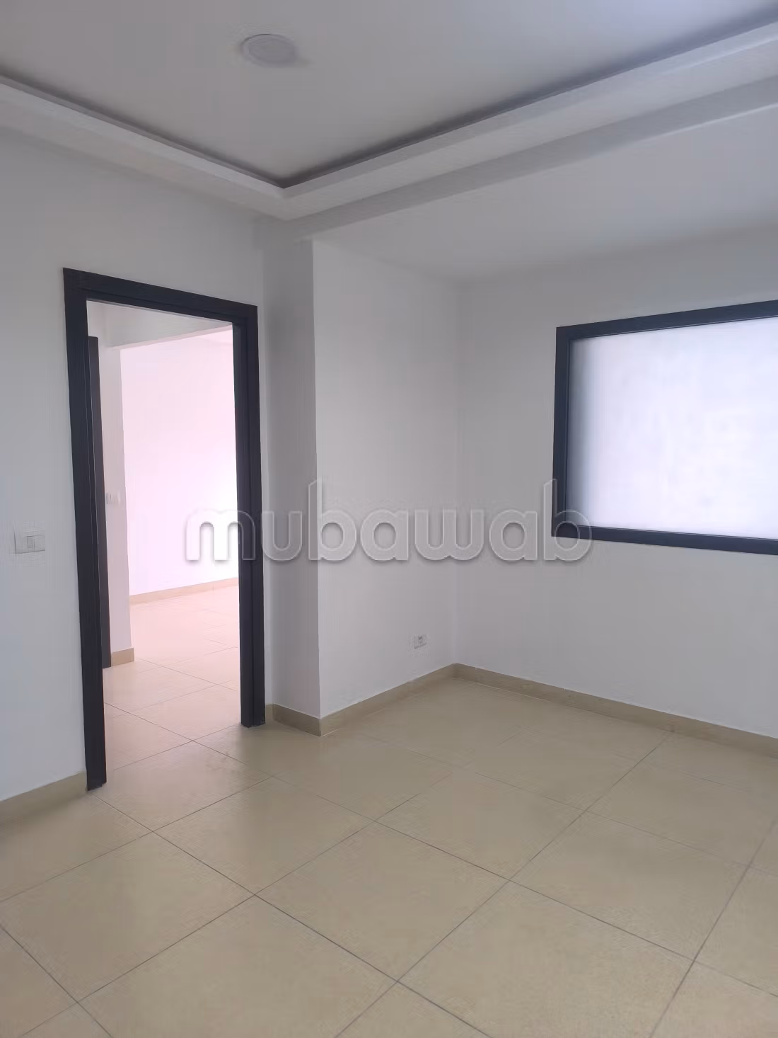 Beaux bureaux à louer à Borj Louzir. Surface totale 85 m². Porte sécurisée et chauffage central