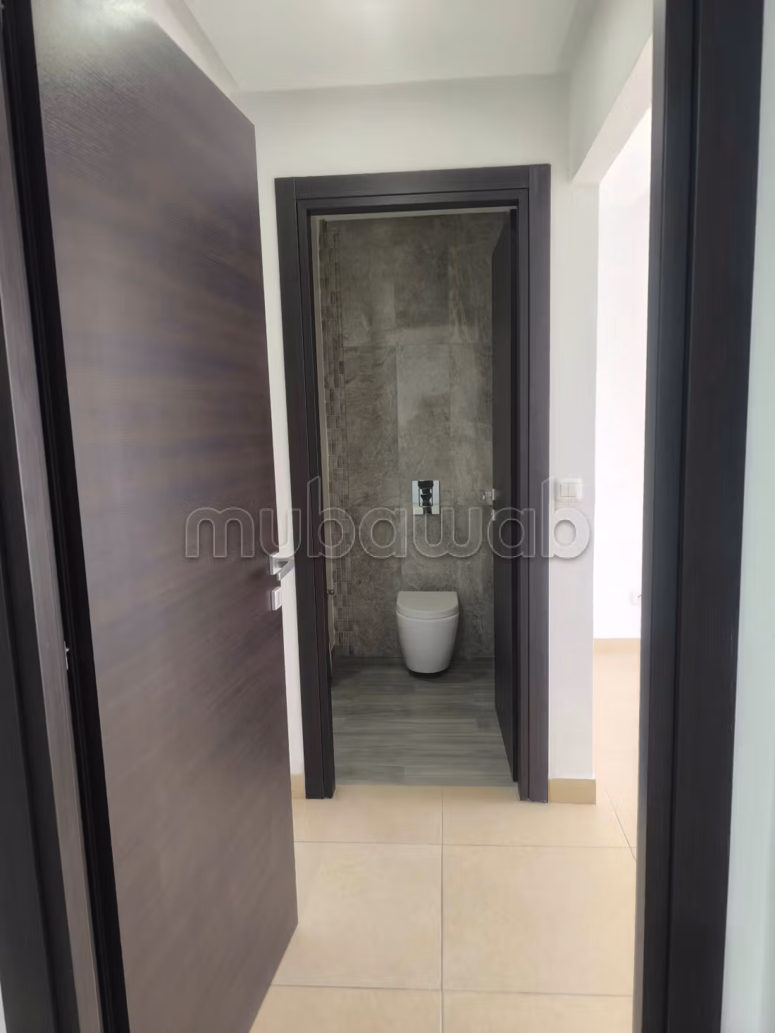 Beaux bureaux à louer à Borj Louzir. Surface totale 85 m². Porte sécurisée et chauffage central
