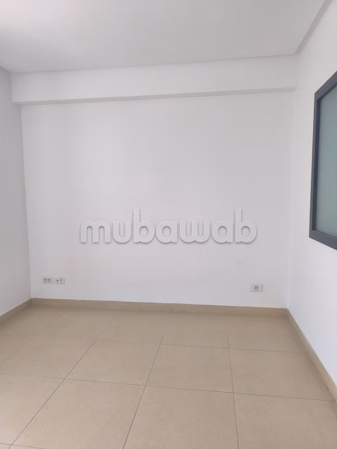 Beaux bureaux à louer à Borj Louzir. Surface totale 85 m². Porte sécurisée et chauffage central