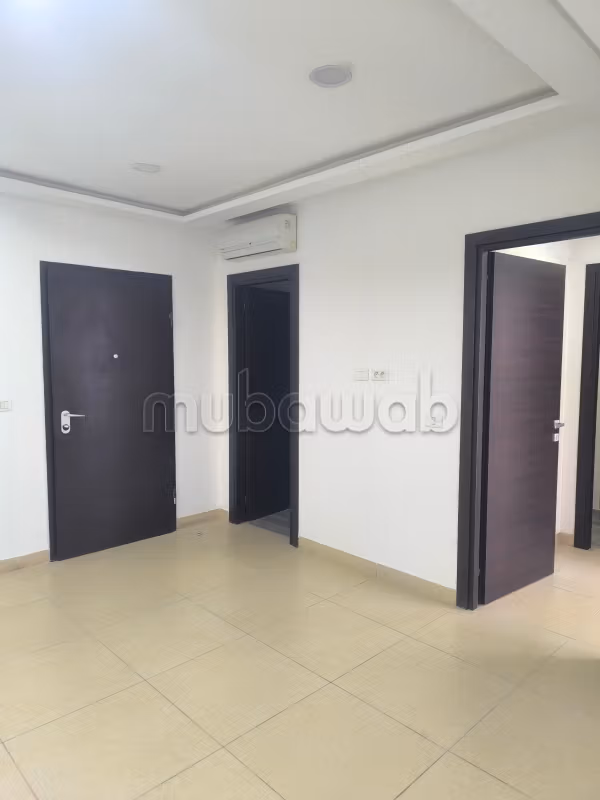 Bellissimi uffici in affitto a Borj Louzir. Superficie totale 85 m². Porta sicura e riscaldamento centralizzato.