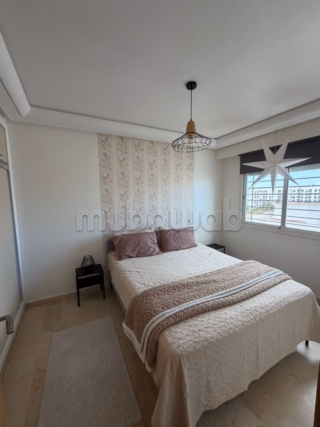 Appartement en location à Bourgogne Est. 
1 belle chambre. 
Meublé — 4