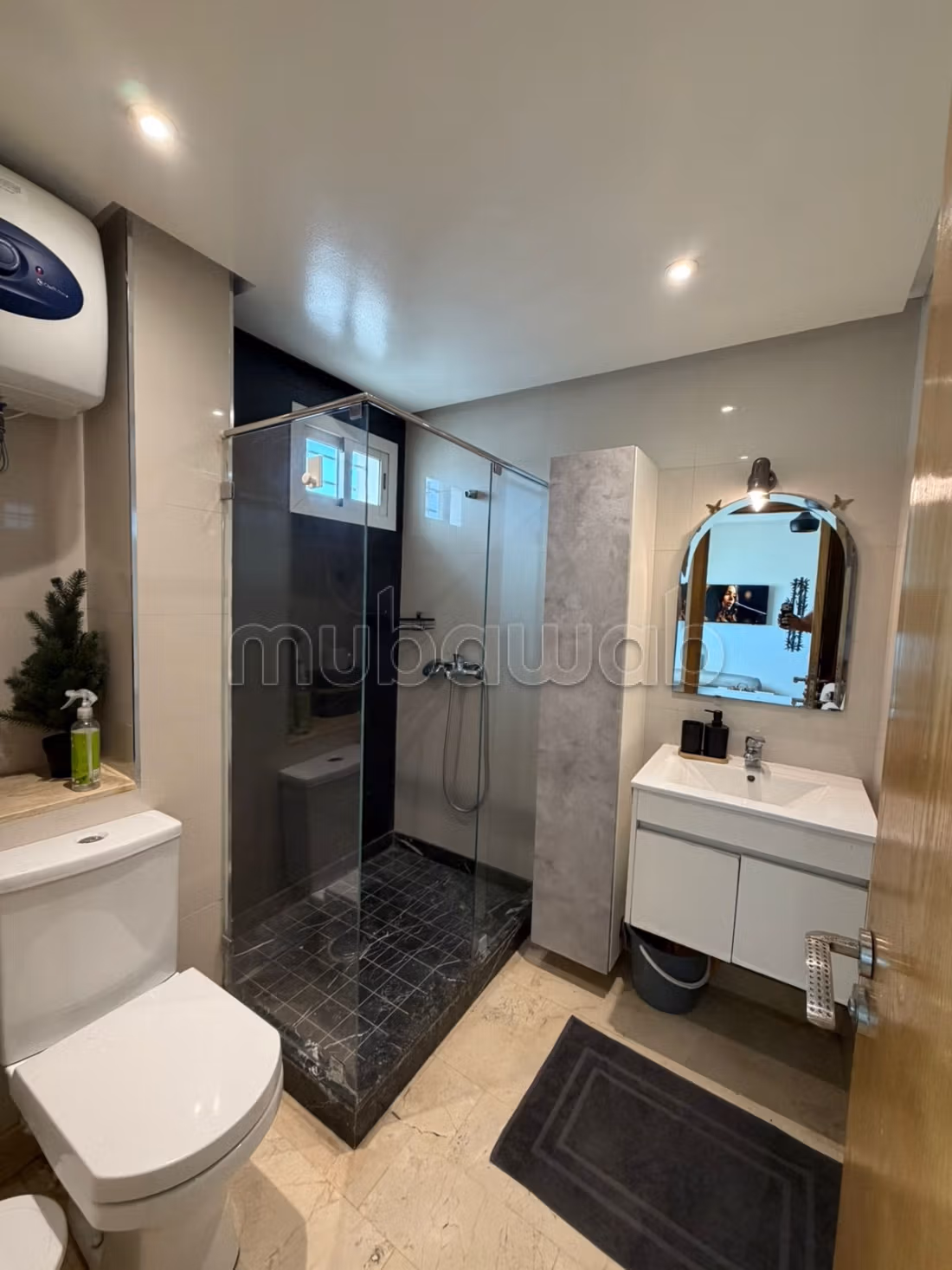 Appartement en location à Bourgogne Est. 
1 belle chambre. 
Meublé — 5