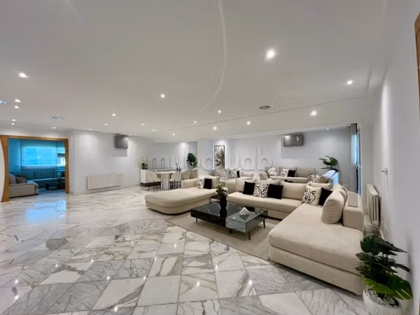 Appartement en vente à Sfax Ville. 5 grandes pièces. Ascenseur et terrasse