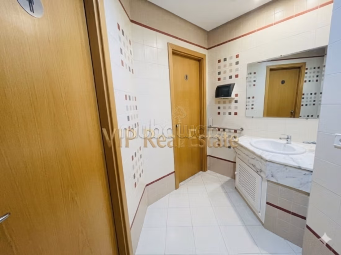 Spacious 7-room office at the Berges du Lac 1