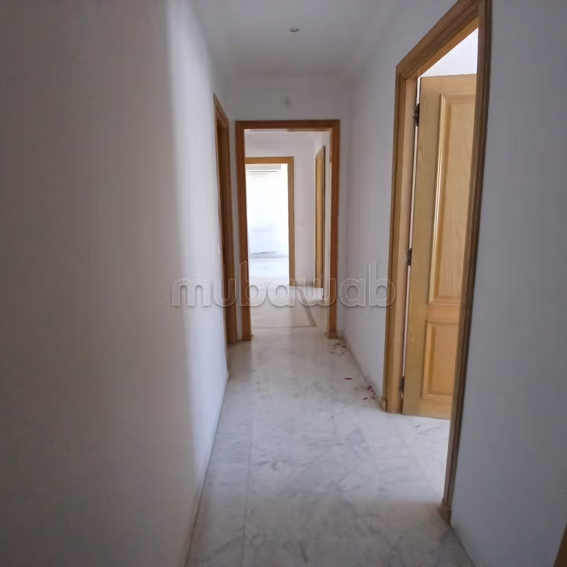 Appartement en location aux Berges Du Lac 2. Surface totale 200 m². Service de concierge et climatisation