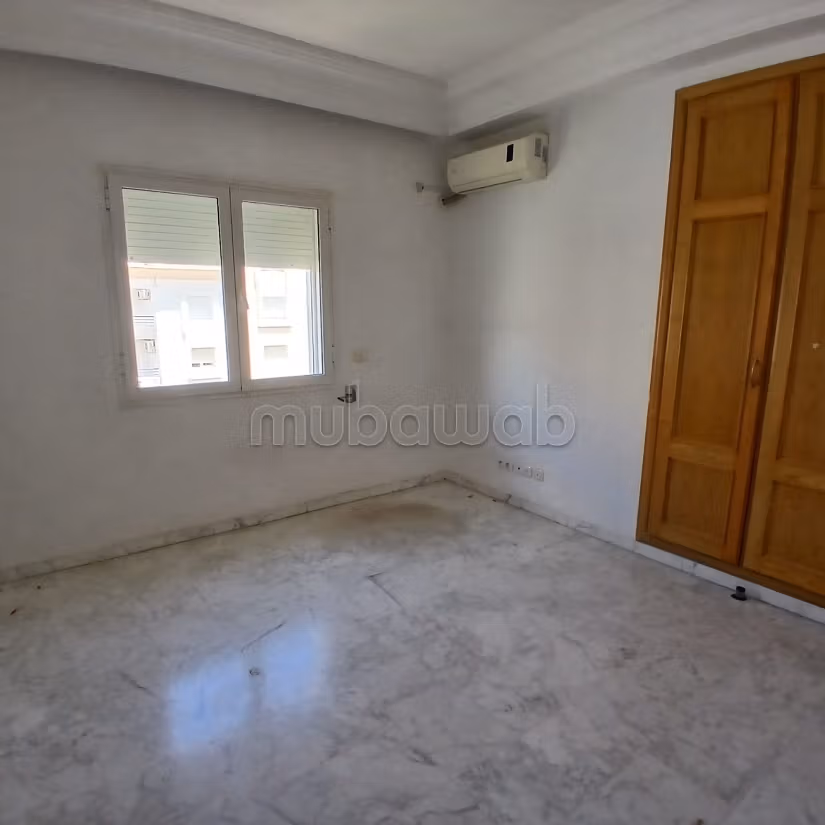 Appartement en location aux Berges Du Lac 2. Surface totale 200 m². Service de concierge et climatisation