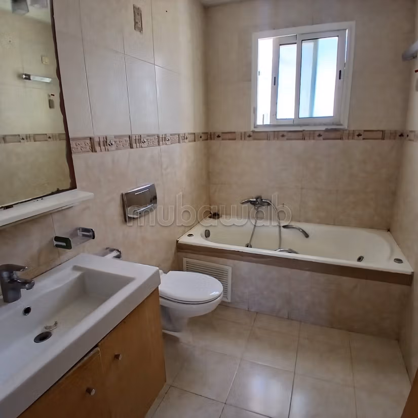Appartement en location aux Berges Du Lac 2. Surface totale 200 m². Service de concierge et climatisation
