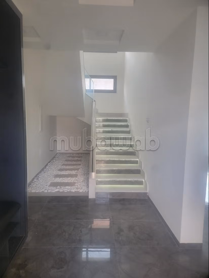 Splendide villa à vendre à Sidi Mansour. Surface de 420 m². Système de parabole et résidence sécurisée