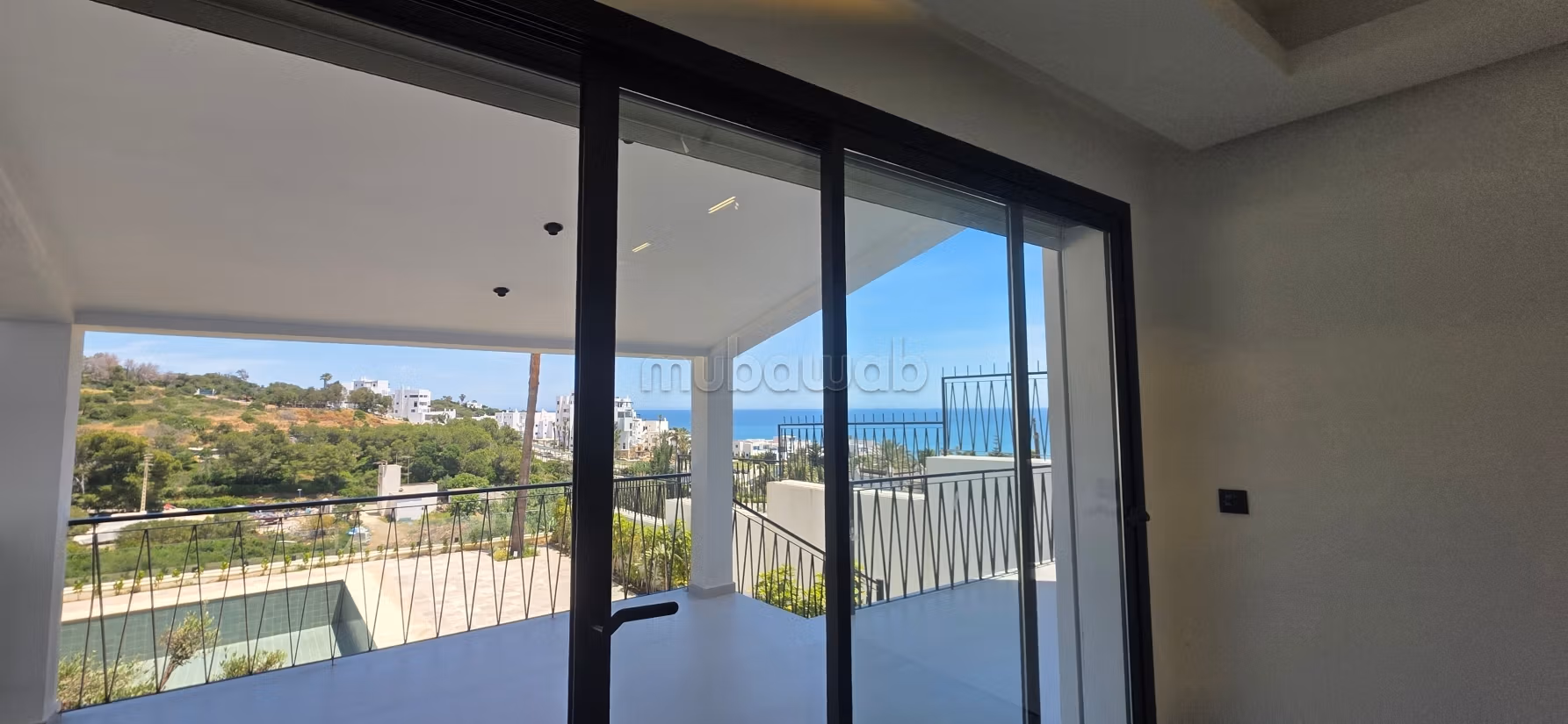 Super Appartement en vente à capo Negro. 3 grandes pièces. Vue panoramique imprenable sur mer montagnes et forêt, porte blindée