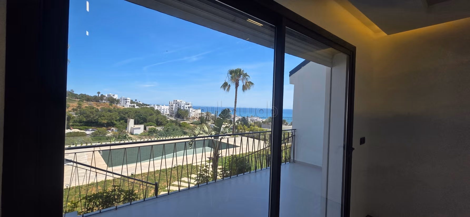 Super Appartement en vente à capo Negro. 3 grandes pièces. Vue panoramique imprenable sur mer montagnes et forêt, porte blindée