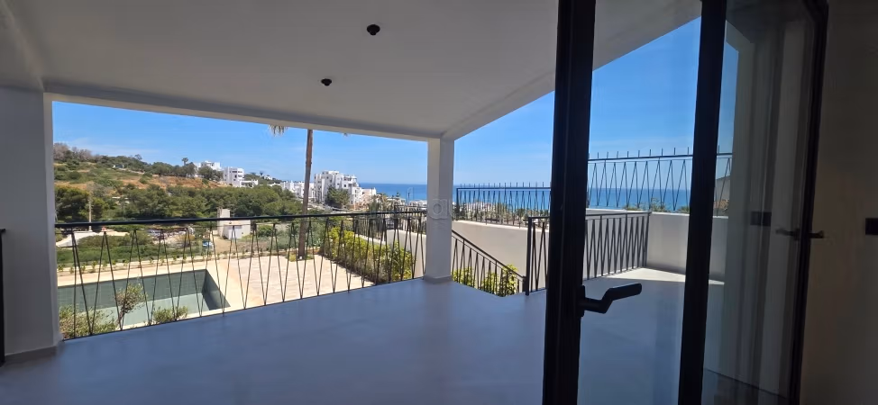 Super appartamento in vendita a Capo Negro. 3 grandi camere. Vista panoramica incredibile sul mare, sulle montagne e sulla foresta, porta blindata